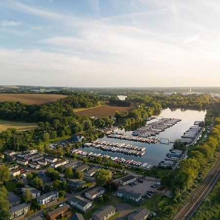 Roydon Marina - Lodge 3 - Hot Tub Exterior photo