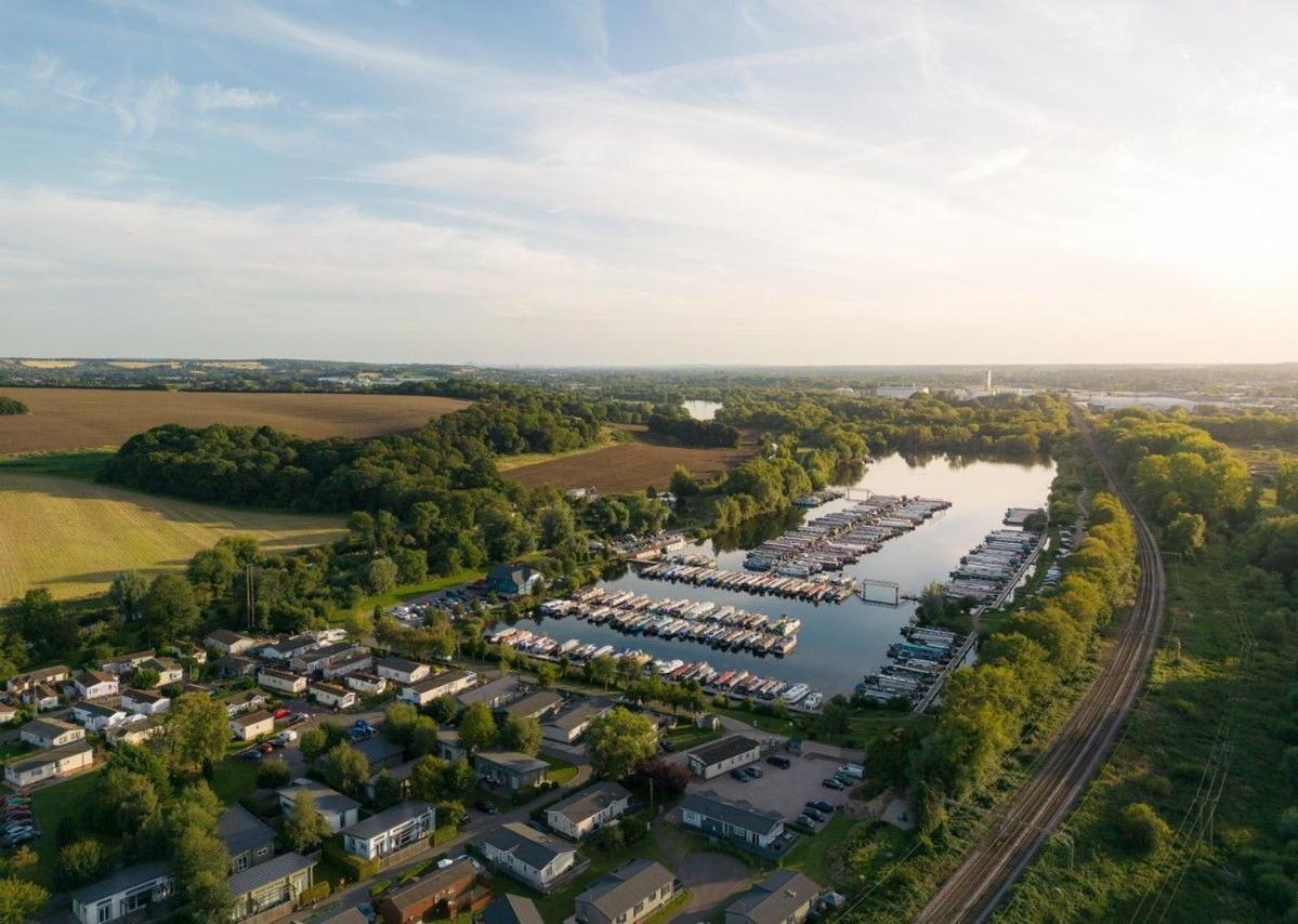 Roydon Marina - Lodge 3 - Hot Tub Exterior photo