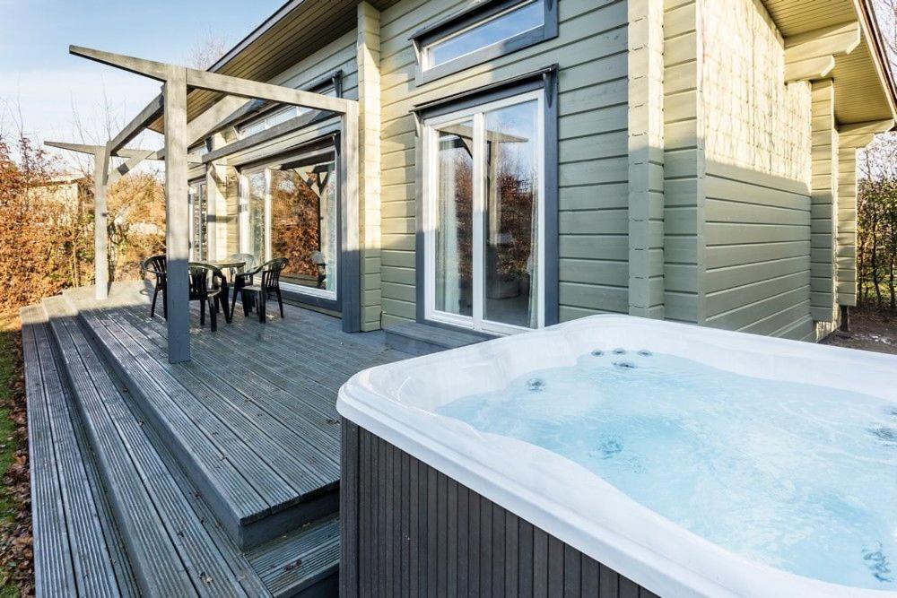 Roydon Marina - Lodge 3 - Hot Tub Exterior photo