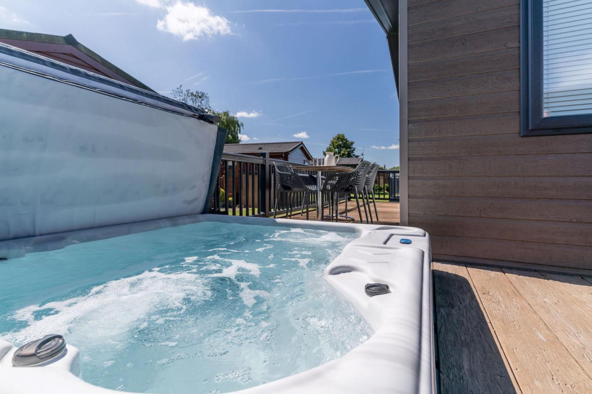 Roydon Marina - Lodge 3 - Hot Tub Exterior photo