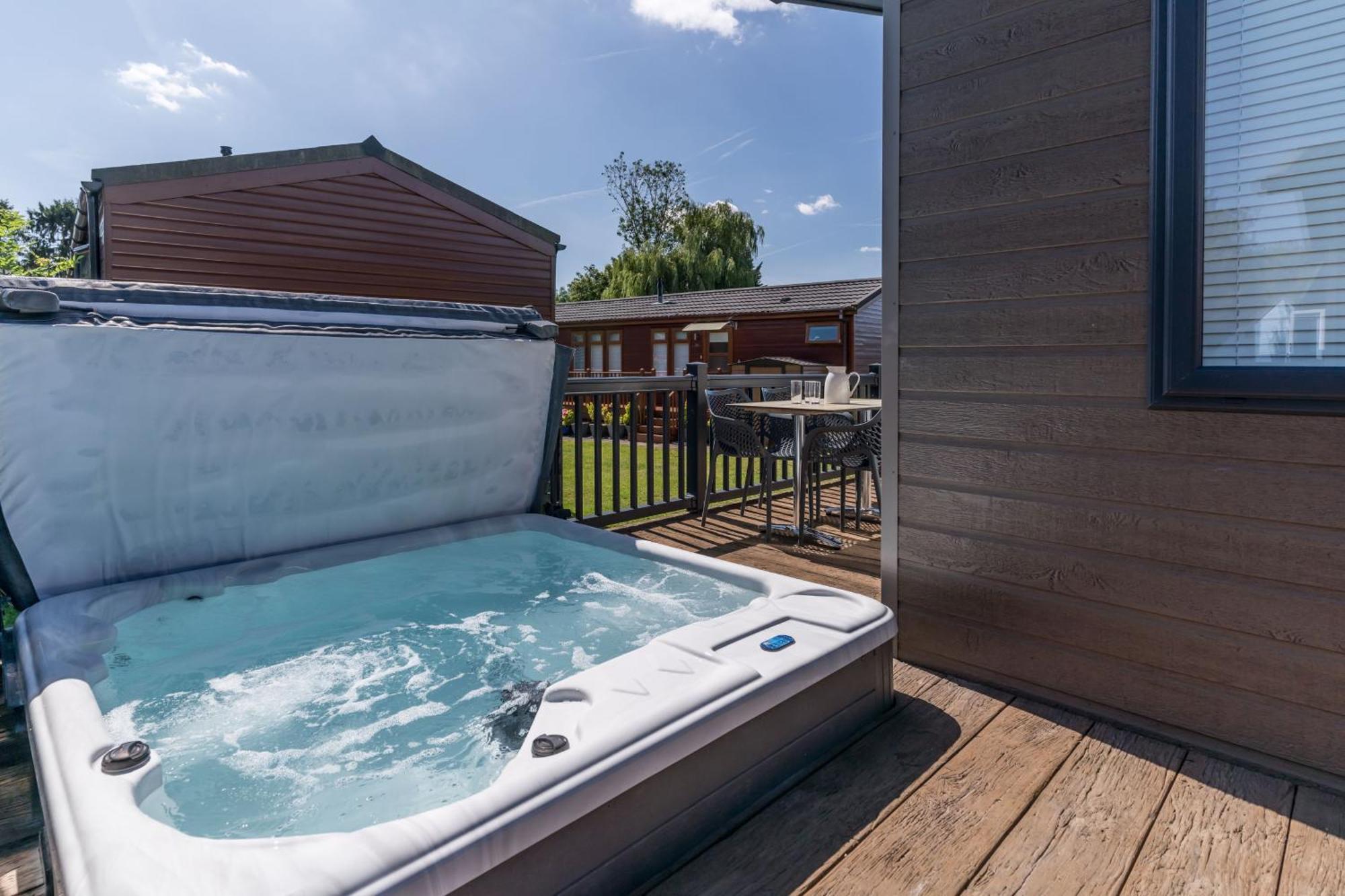 Roydon Marina - Lodge 3 - Hot Tub Exterior photo